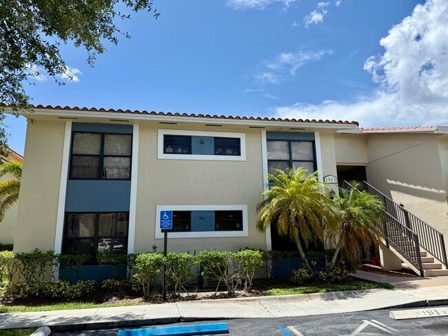 Building Photo - 1513 Lake Crystal Dr