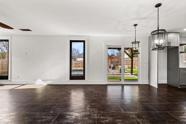 Building Photo - 425 Mikasa Dr