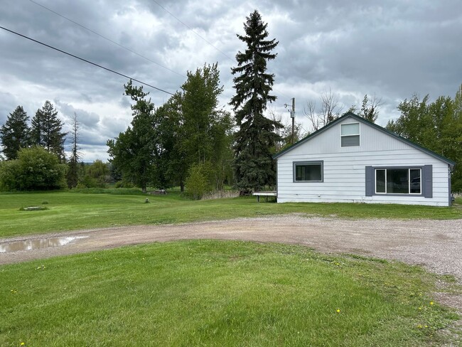 Building Photo - Private setting close to town