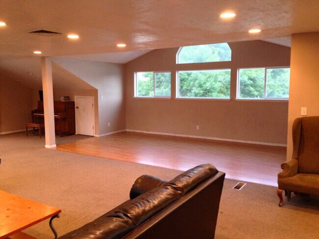 Building Photo - 1671 Hickory Ln