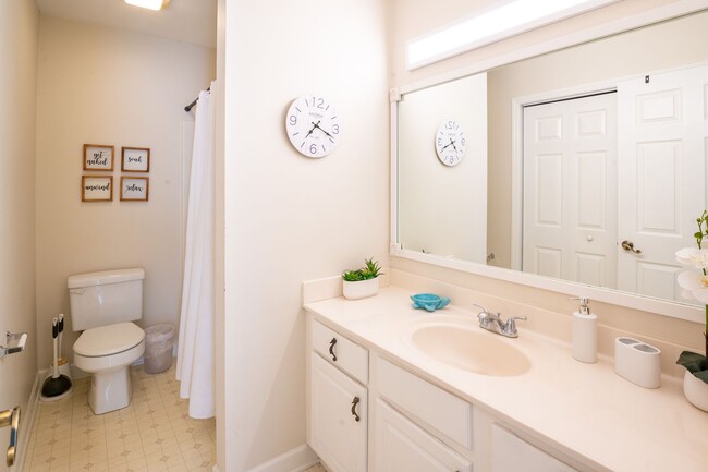 Building Photo - FURNISHED OFF-SEASON MONTHLY RENTAL-STARTI...