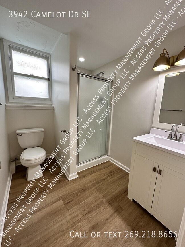 Building Photo - 3942 Camelot Dr SE