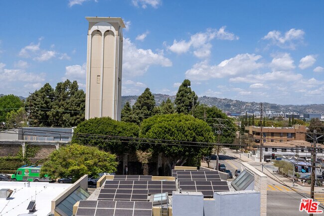 Building Photo - 1411 S Doheny Dr