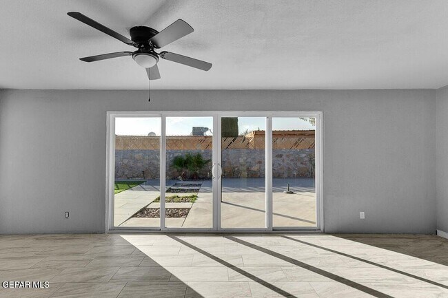 Building Photo - 3709 Roslyn Dr