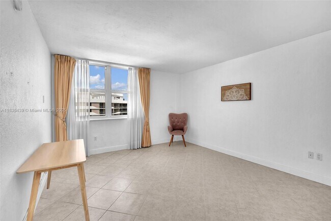 Building Photo - 10350 W Bay Harbor Dr