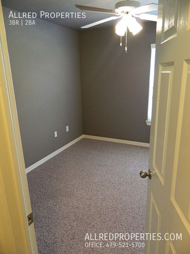 Building Photo - Fall Into Your New Home! 3 Bed, 2 Bath in ...