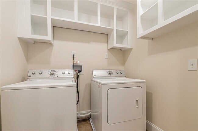 Building Photo - 2911 Bentwood Dr