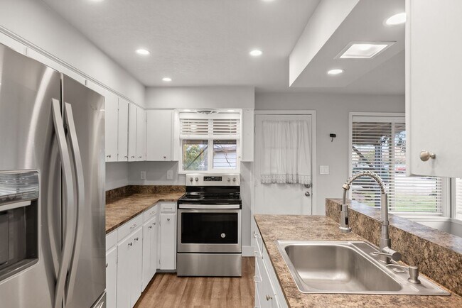 Building Photo - Lovely 3 Bedroom 1.5 bath Milwaukie Charmer.