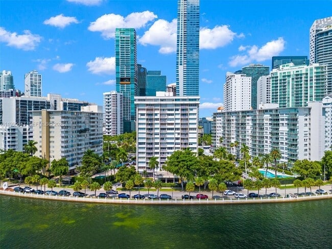 Building Photo - 1420 Brickell Bay Dr