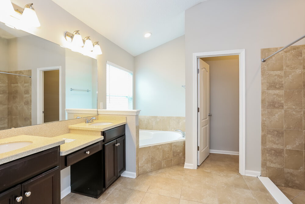 Building Photo - 15809 Canoe Creek Dr