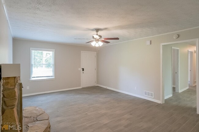 Building Photo - 6060 Ridge Way