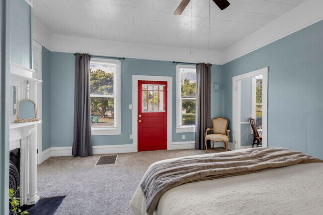 Building Photo - 1100 SF suite/apt in Historic Home, 1 bed/...