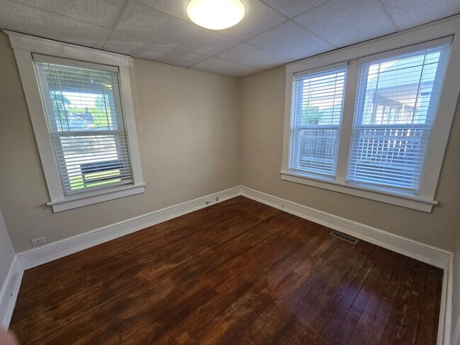 Building Photo - 422 E Fifth St