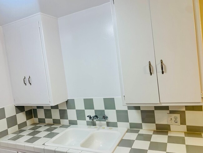 Building Photo - Cheerful and Spacious 1bd/1bth Upstairs Unit
