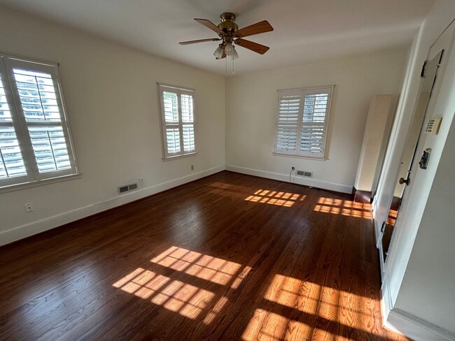 Building Photo - Charming 3/2 House in College Heights- $1,995