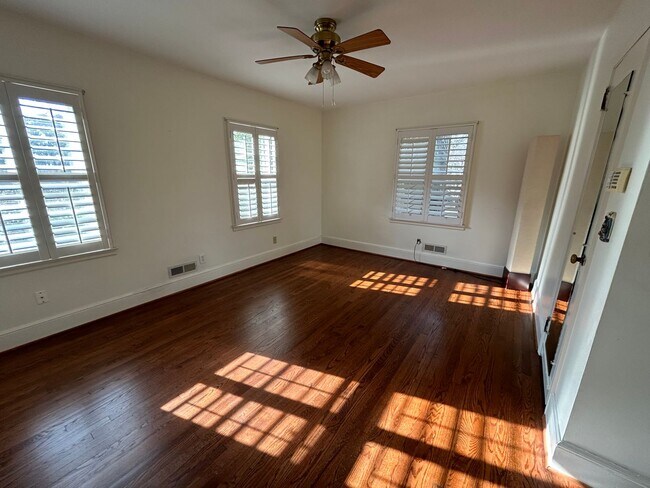 Building Photo - Charming 3/2 House in College Heights- $2,195