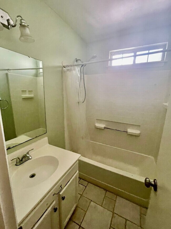 Building Photo - Welcome to this charming 3-bedroom, 2.5-ba...