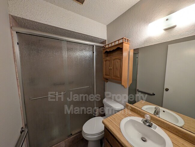 Building Photo - 316 S Ave E