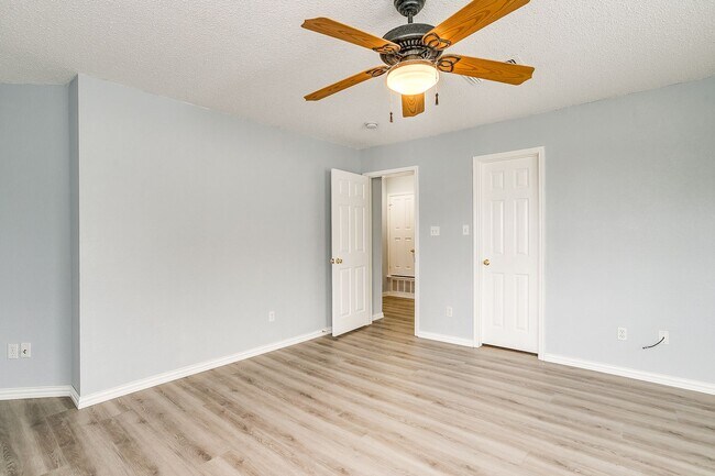 Building Photo - Spacious Well Maintained 2 Bed- 2.5 Bath T...