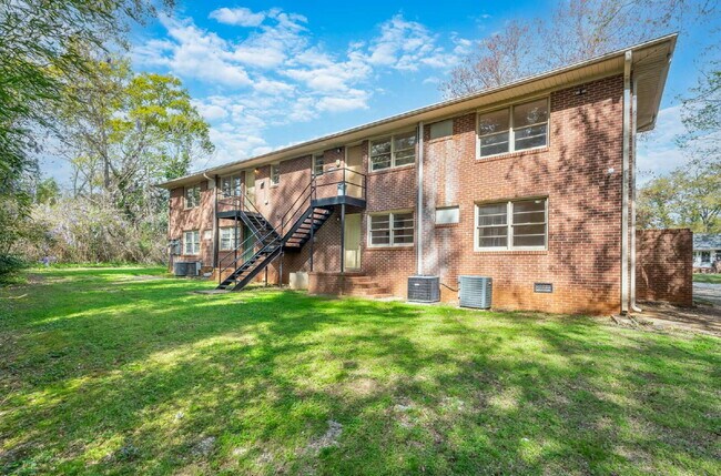 Building Photo - 2 Bed / 1 Bath Bottom Unit Duplex Convenient Spartanburg Location with Modern Features $1000/mo rent