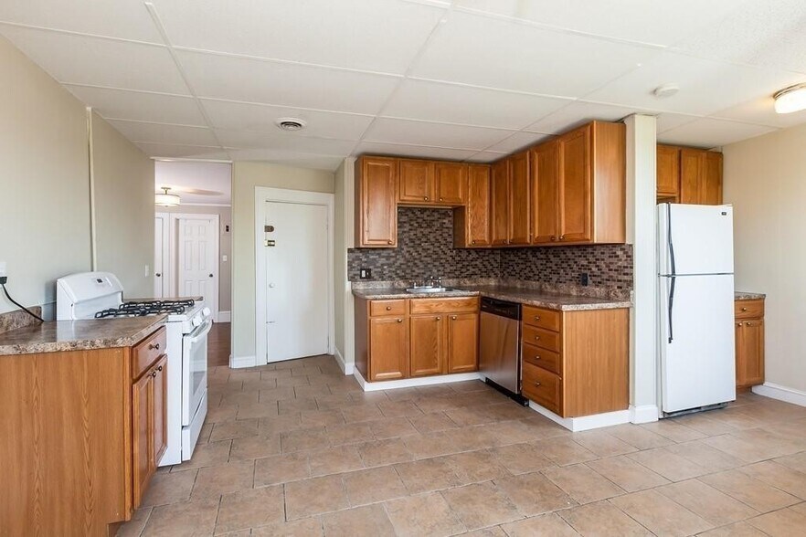 Building Photo - 384 Riverway