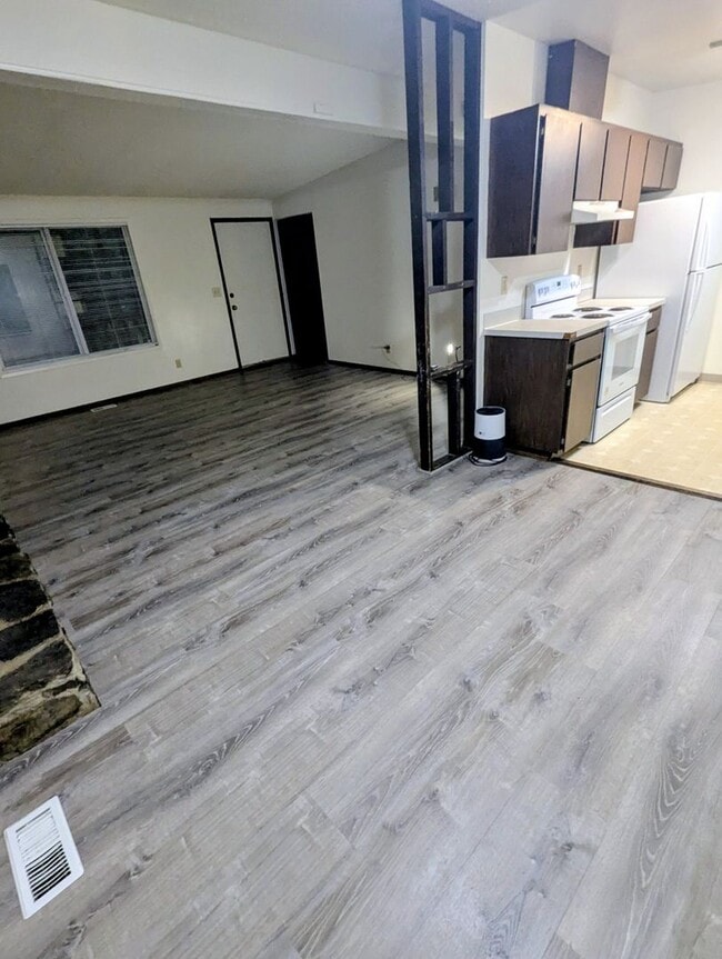 Building Photo - 4 BD/2BA Single Family Home in Dredge Lake area