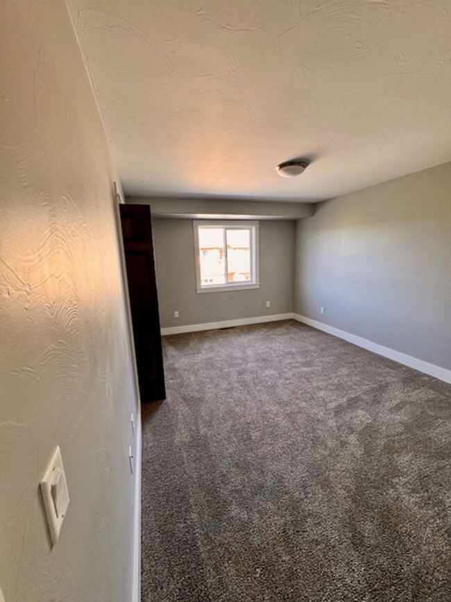 Building Photo - 3 Bedroom, 2 1/2 Bathroom Townhouse -2 wee...