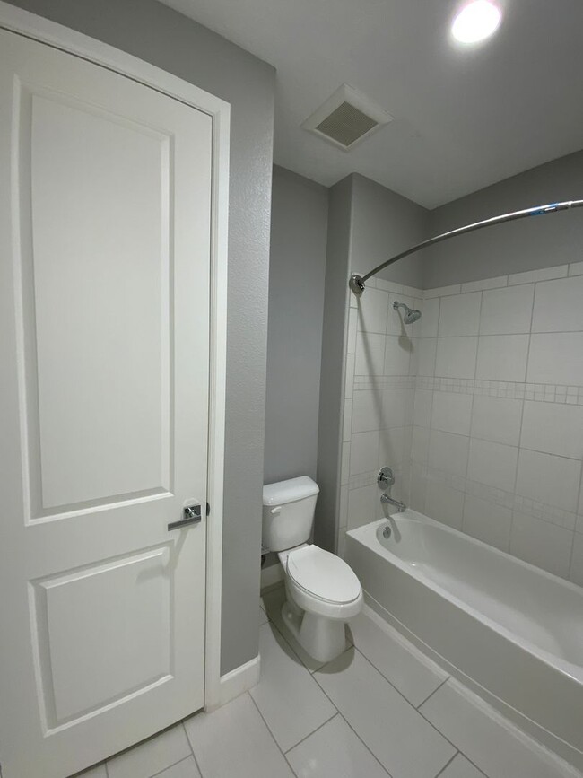 Building Photo - 3 Bedroom & An Office Luxury Home Availabl...