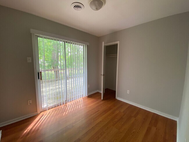 Building Photo - Spacious 3 BD, 1.5 BA Rancher off Brook Road Available in July