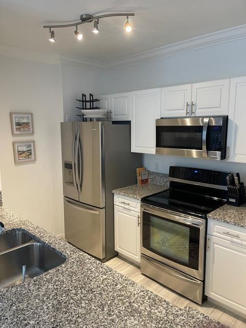 Building Photo - 630 S Sapodilla Ave