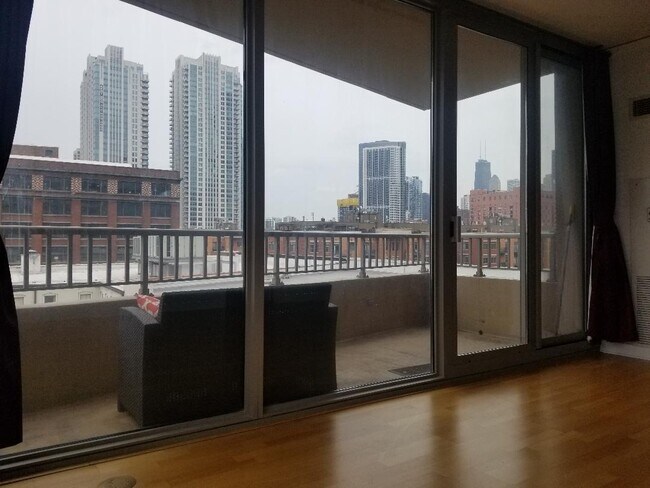 Building Photo - Extra Spacious Corner 1 Bed Condo set in Chicago's Desirable West Loop Neighborhood! Ready 6/1!