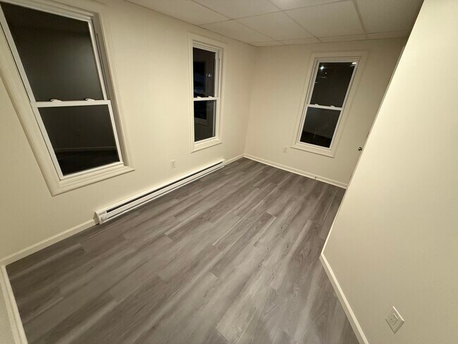 Building Photo - 425 Center St