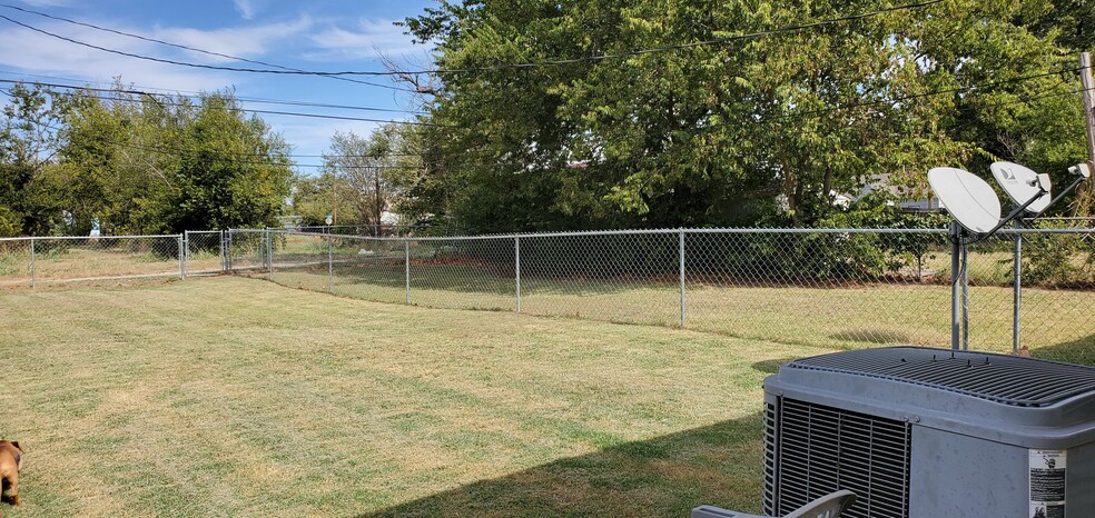 Building Photo - 1905 SW E Ave