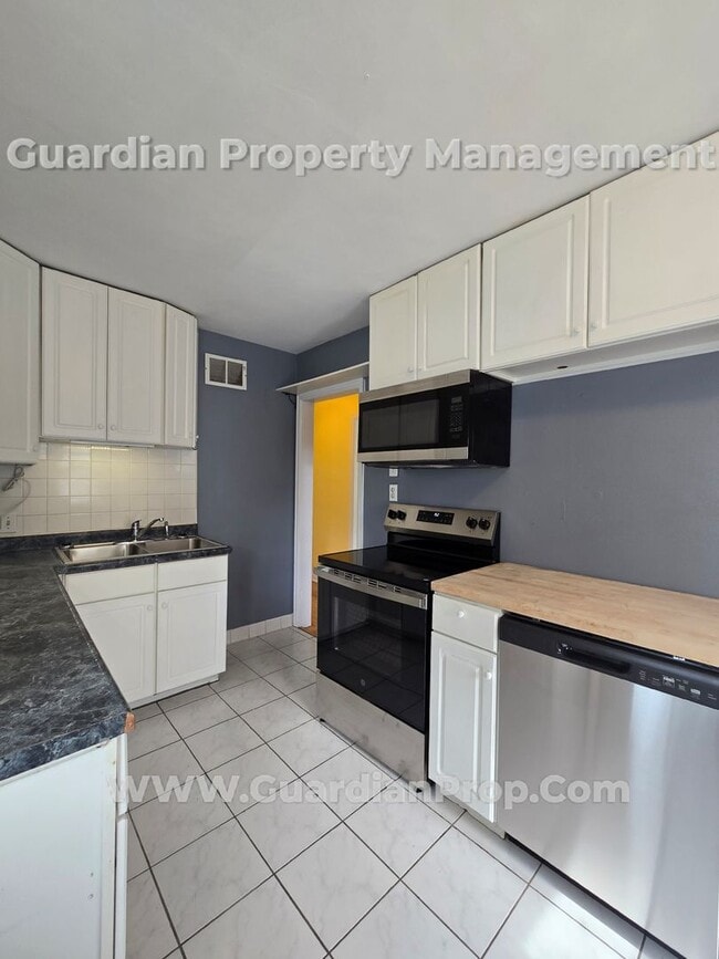 Building Photo - Available Now! Free Oct Rent! NE Minneapol...