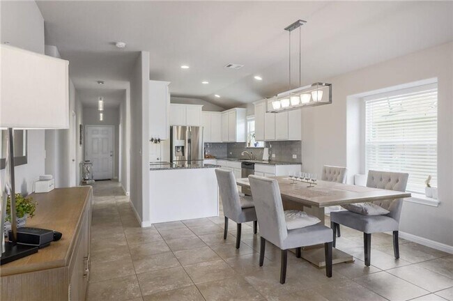 Building Photo - Spacious & Beautiful 3/BR 2/BA Home with E...