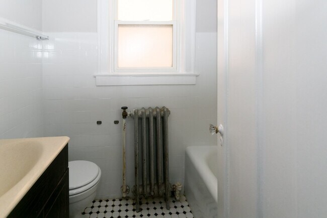 Building Photo - 6748 N Ashland Ave