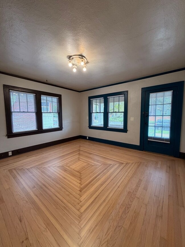 Building Photo - Corner lot 2-bedroom Bungalow