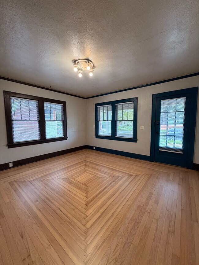 Building Photo - Renovated 2-Bedroom Bungalow close to downtown
