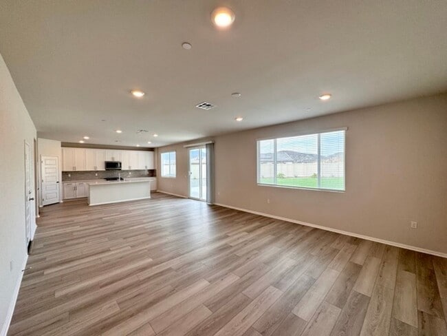 Building Photo - MOVE IN SPECIAL! $1000 off 1st month rent if you move in the month of January! Spacious 4 Bedroom...