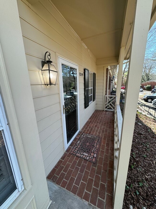 Building Photo - 3 BR 2 Bath Townhome