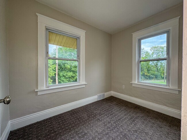 Building Photo - 2957 Greenfield Ave