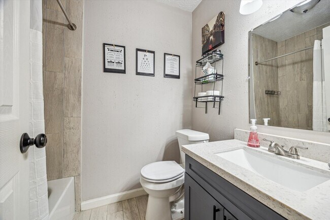 Building Photo - 5013 Valleyview Dr