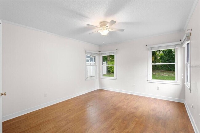 Building Photo - 605 N Amelia Ave