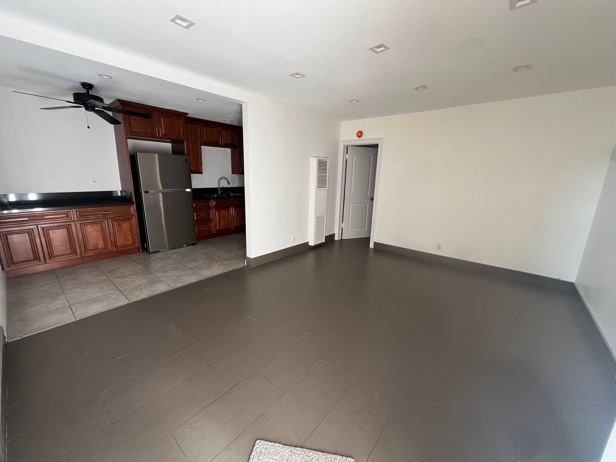 Building Photo - 6906 Marbrisa Ave