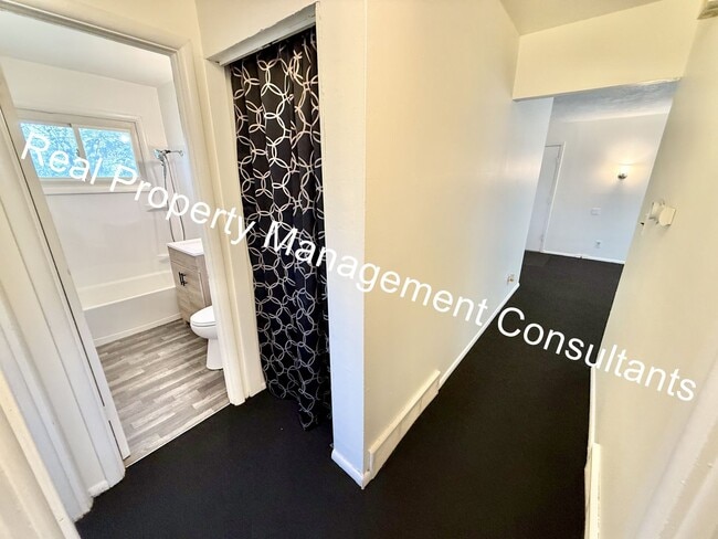 Building Photo - Charming 3-Bed Home with Fenced Yard & Garage