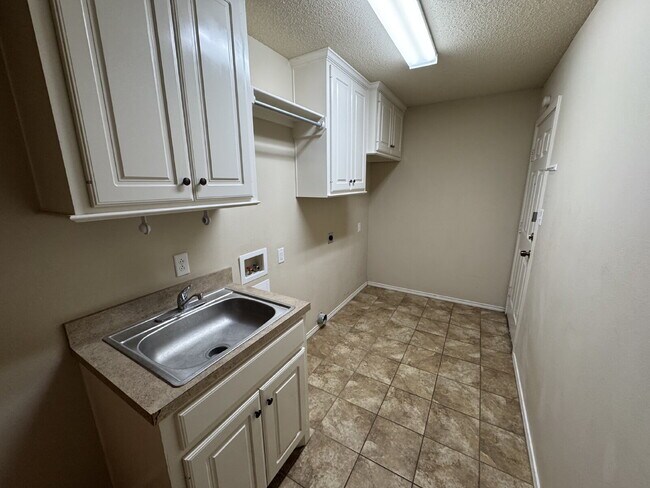 Building Photo - Lovely 3-Bedroom Home with Cozy Fireplace ...