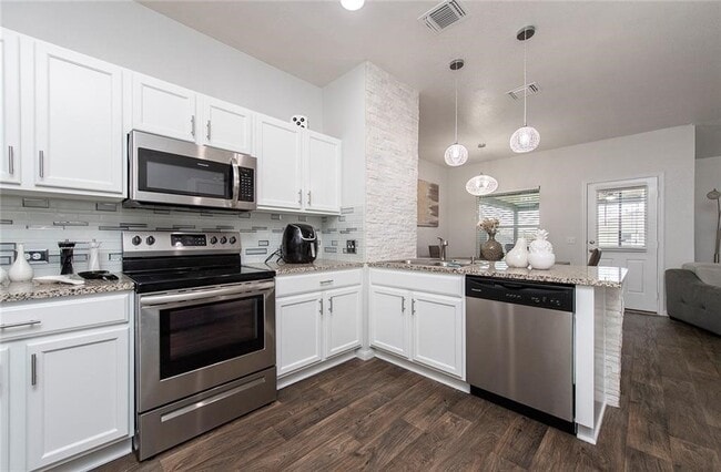 Building Photo - 810 Comal Run