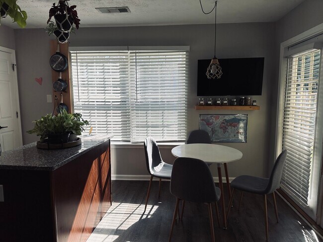 Building Photo - 208 Oak Grove Way