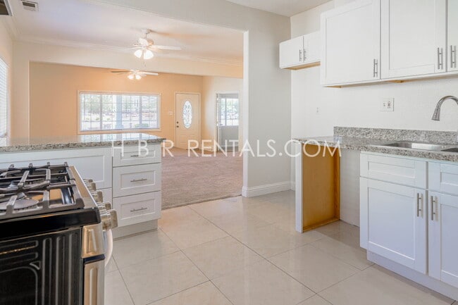 Building Photo - Charming 3-Bedroom Haven with 2 Full Baths...