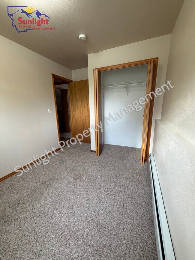 Building Photo - Spacious 3 Bed / 1.5 Bath Home with Garage & Off-Street Parking